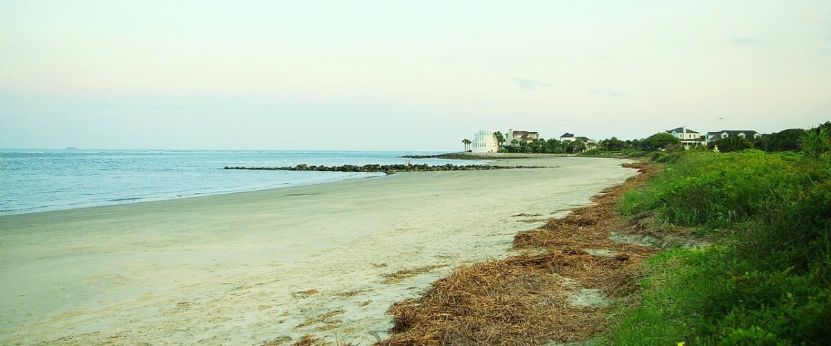 Sullivans Island_source Wikimedia_Sullivans-island-beach-ne-sc1